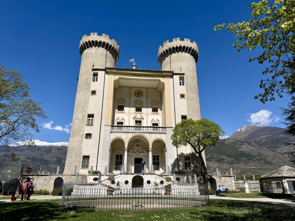 Castello di Aymavilles primavera