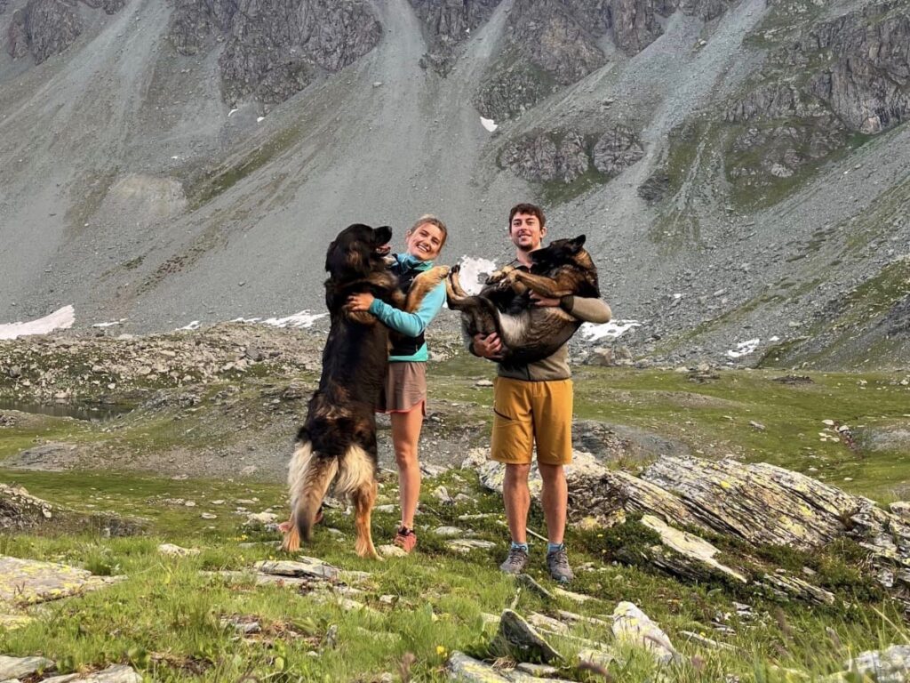 Francesca e Julien con gli amici a quattro zampe Gea e Nami