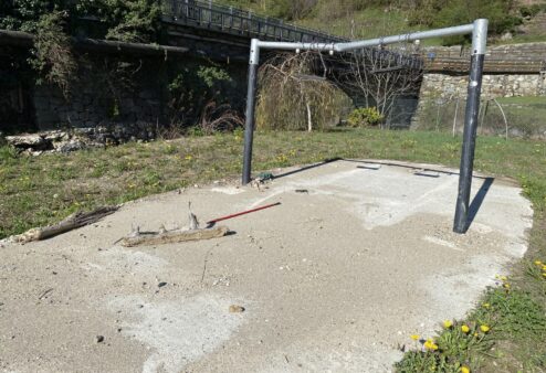 “A Fontainemore, un anno dopo l’alluvione il parco giochi è ancora abbandonato”