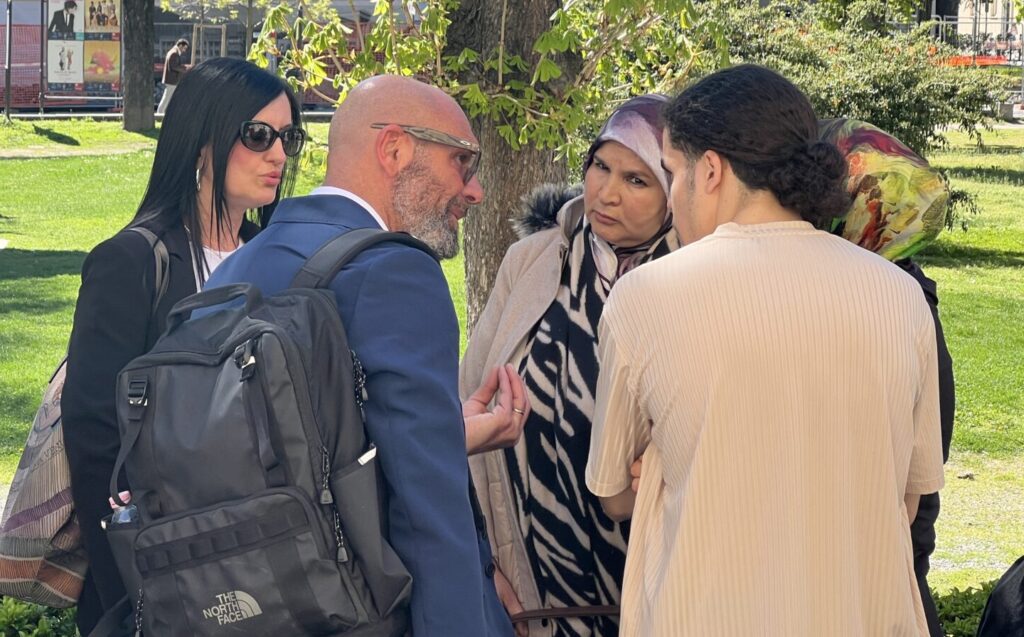 Gli avvocati Lupi e Calabrò con la madre e i parenti di Sohaib Teima