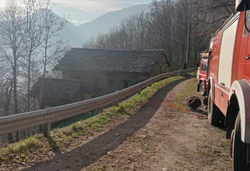 In fiamme la vegetazione nella zona di Costey a Lillianes