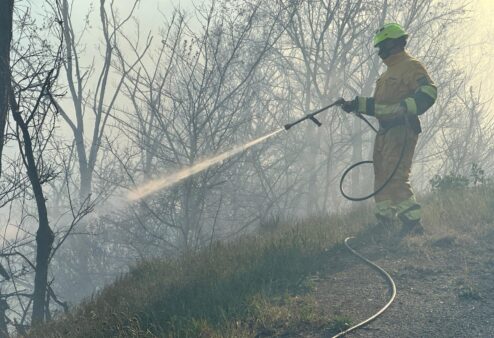 Sotto controllo l’incendio boschivo sulla collina di Nus