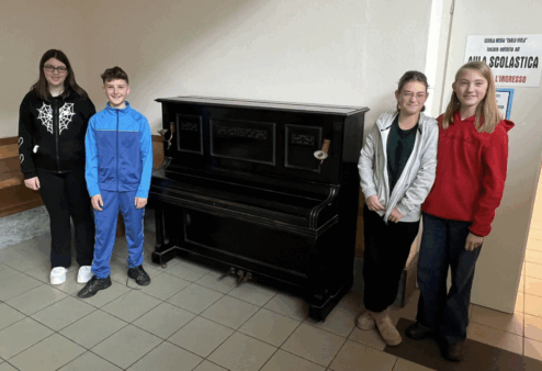 Una donazione e un pianoforte regalato alle scuole della Mont Rose