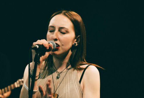 Alley e il suo mondo musicale si prendono la scena con il primo singolo “Tiptoe”