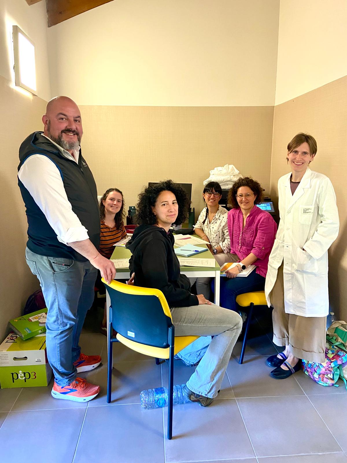 l'Assessore Marzi con l'quipe di educatrici professionali in uno degli ambulatori dell'Ambulatoro autismo al CEA di Gressan