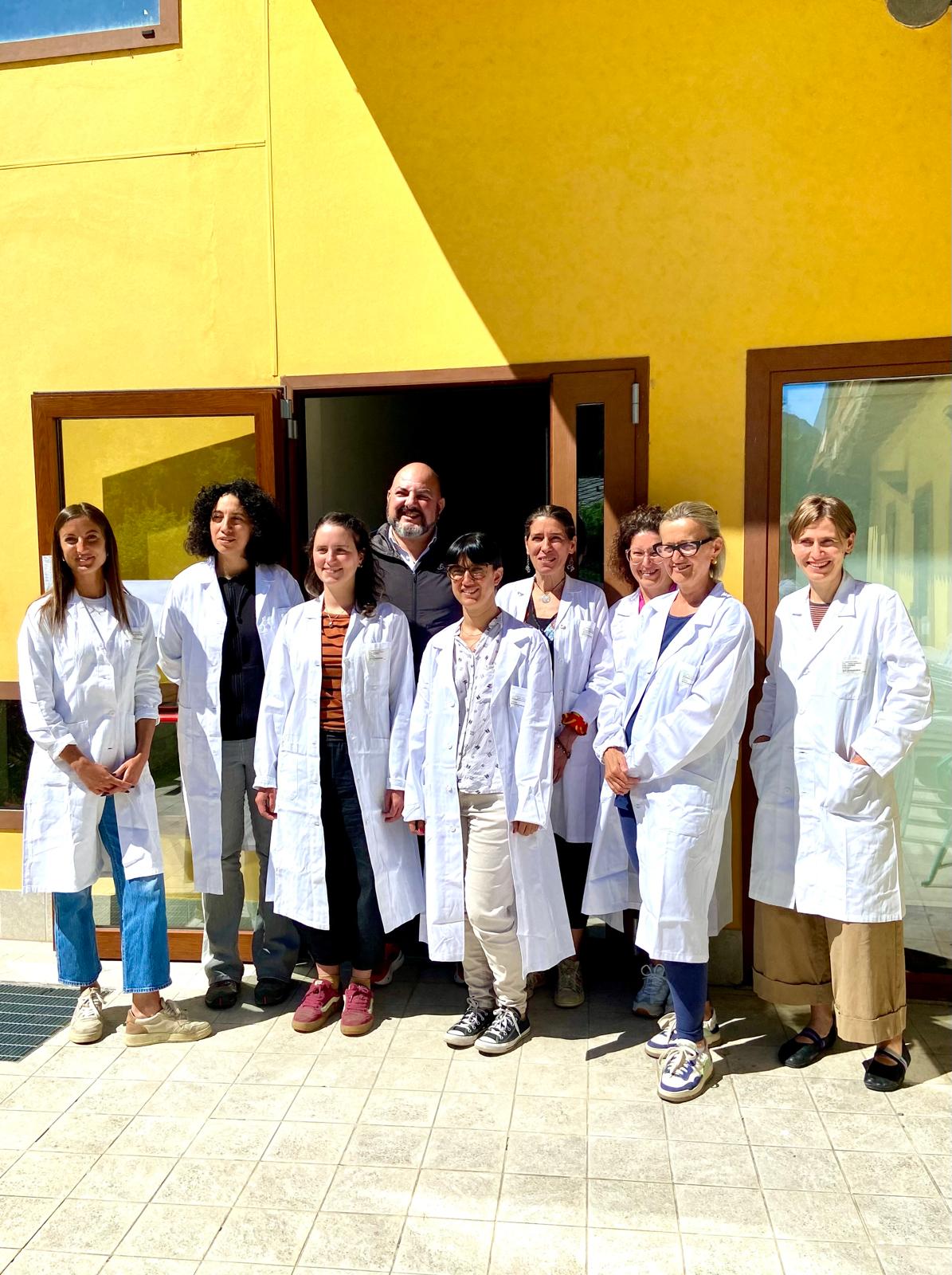 la Dott ssa Obino la Dott ssa Beoni l'Assessore Marzi e parte dell'quipe di operatori davanti all'ingresso dell'ambulatorio autismo al CEA di Gressan ()