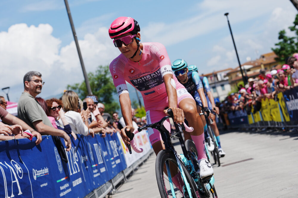 Il portoghese Afonso Eulalio ha vestito la maglia rosa a Potenza e l’ha difesa sulle prime salite di questo Giro e addirittura nella cronometro di martedì