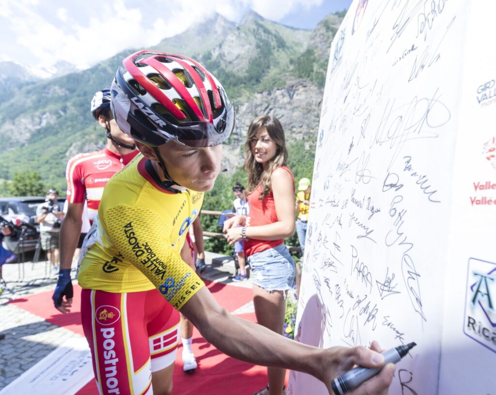 Il favorito del Giro d’Italia nel 2018 vestì la maglia di leader del Giro della Valle per un solo giorno: qui al foglio firma alla partenza della seconda frazione da Rhemes-Saint-Georges
