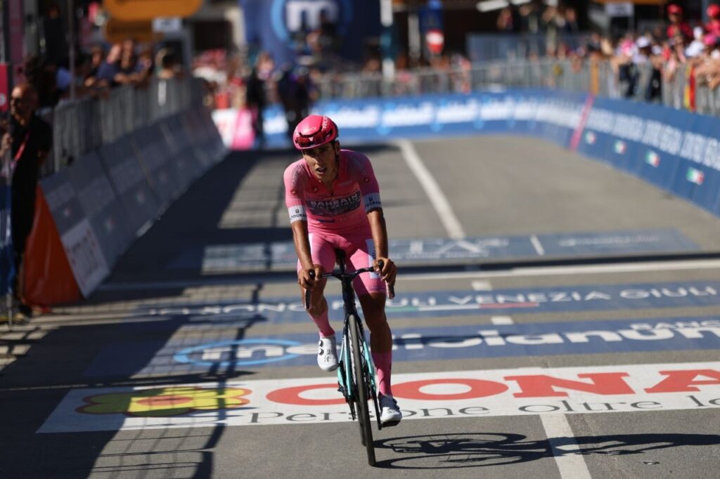 Afonso Eulálio cede la maglia rosa a Pila Giro d'Italia Foto Andrea Cozza
