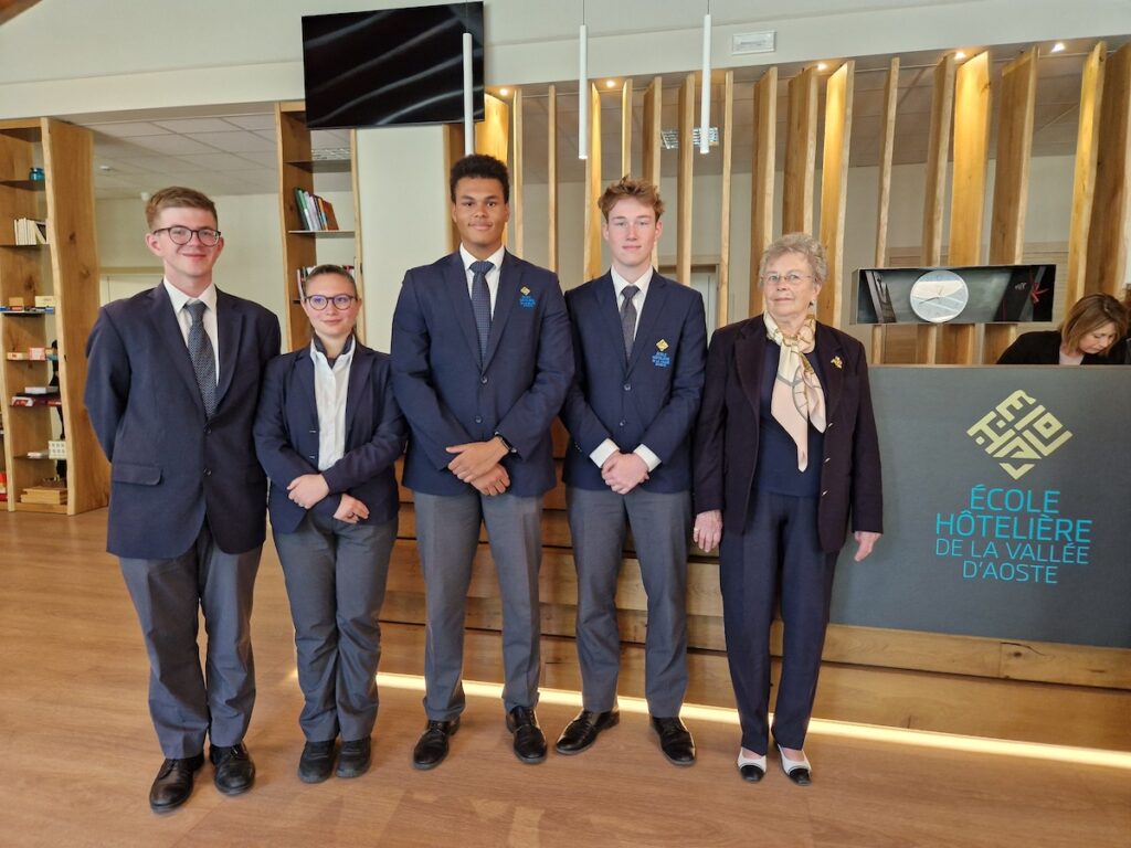 Allievi con la Direttrice storia Maria Pia Praz École Hôtelière de la Vallée d