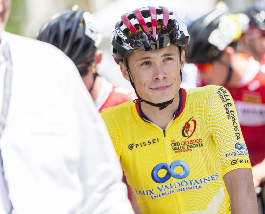 Il favorito del Giro d’Italia nel 2018 vestì la maglia di leader del Giro della Valle per un solo giorno: qui al foglio firma alla partenza della seconda frazione da Rhemes-Saint-Georges