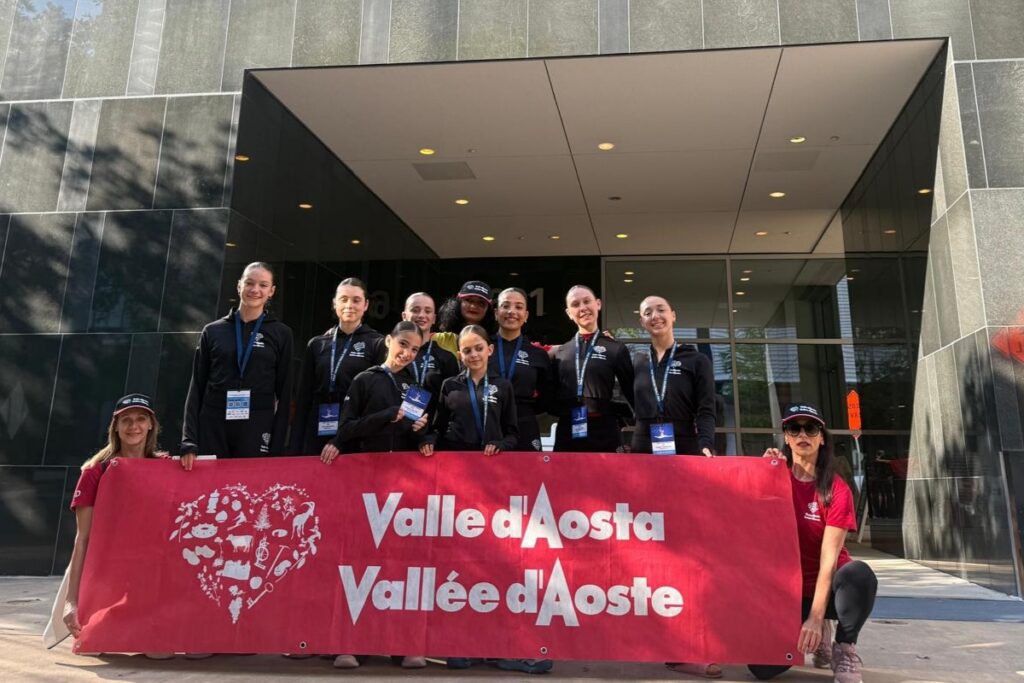 Le otto ballerine dell'École di Ellada Mex allo Youth American Grand Prix