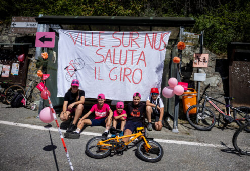 La Valle si tinge di rosa: festa, tifo e campanacci per l’Aosta-Pila