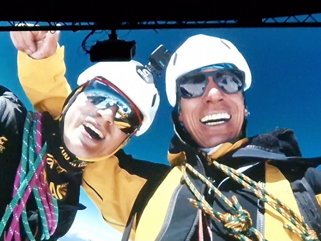 Gli alpinisti François Cazzanelli e Bepi Vidoni sulla cima del Kimshung