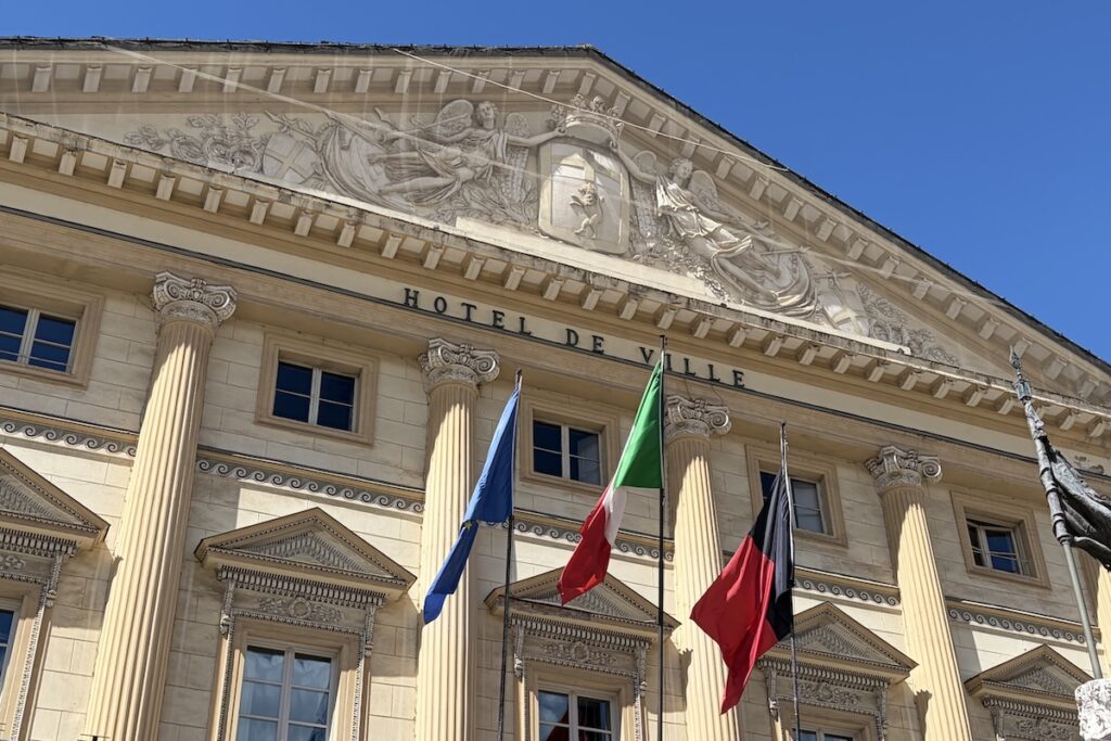 Piazza Chanoux ed il municipio di Aosta