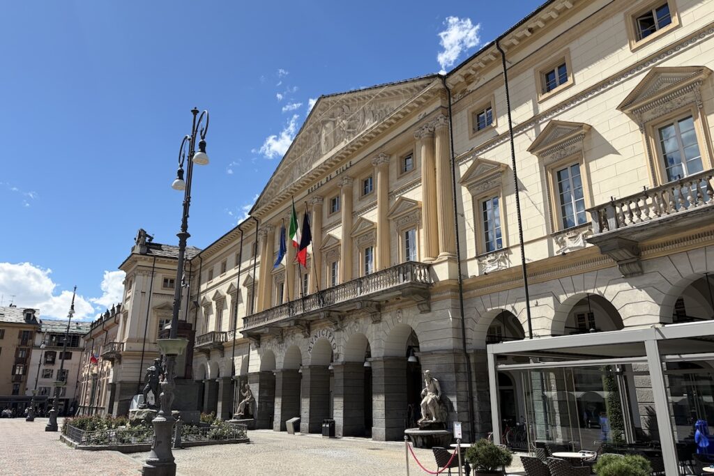 Piazza Chanoux ed il municipio di Aosta