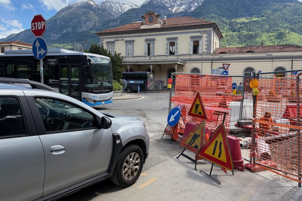 Un taxi davanti al cantiere di piazza Manzetti