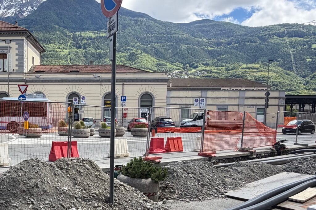 Il cantiere per il teleriscaldamento in piazza Manzetti
