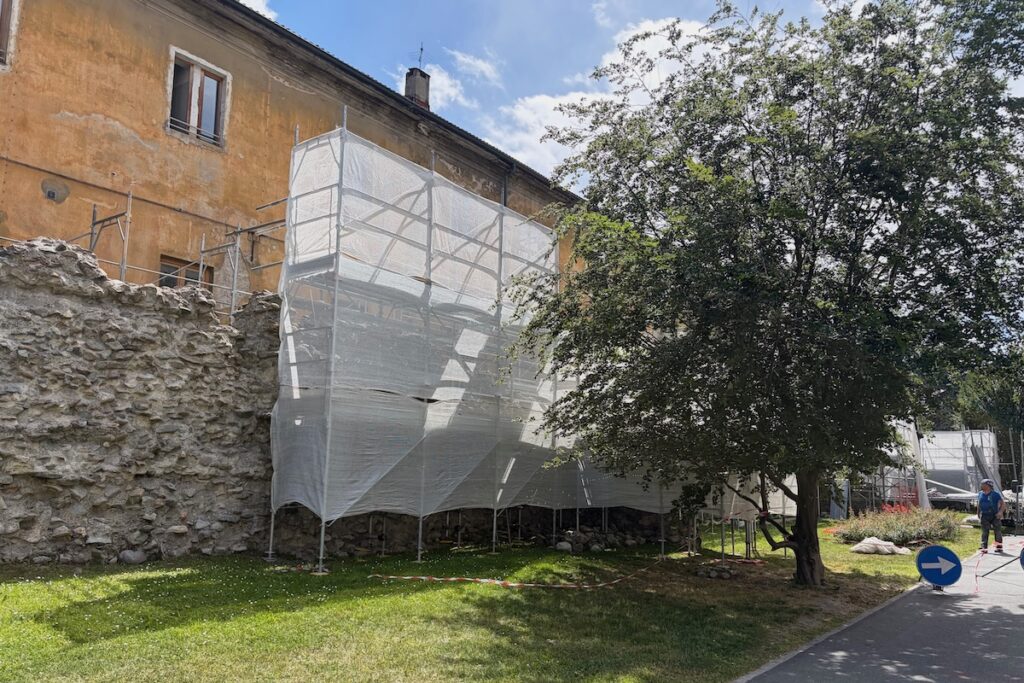 I ponteggi per la sabbiatura delle mura romane in via Crétier, ad Aosta