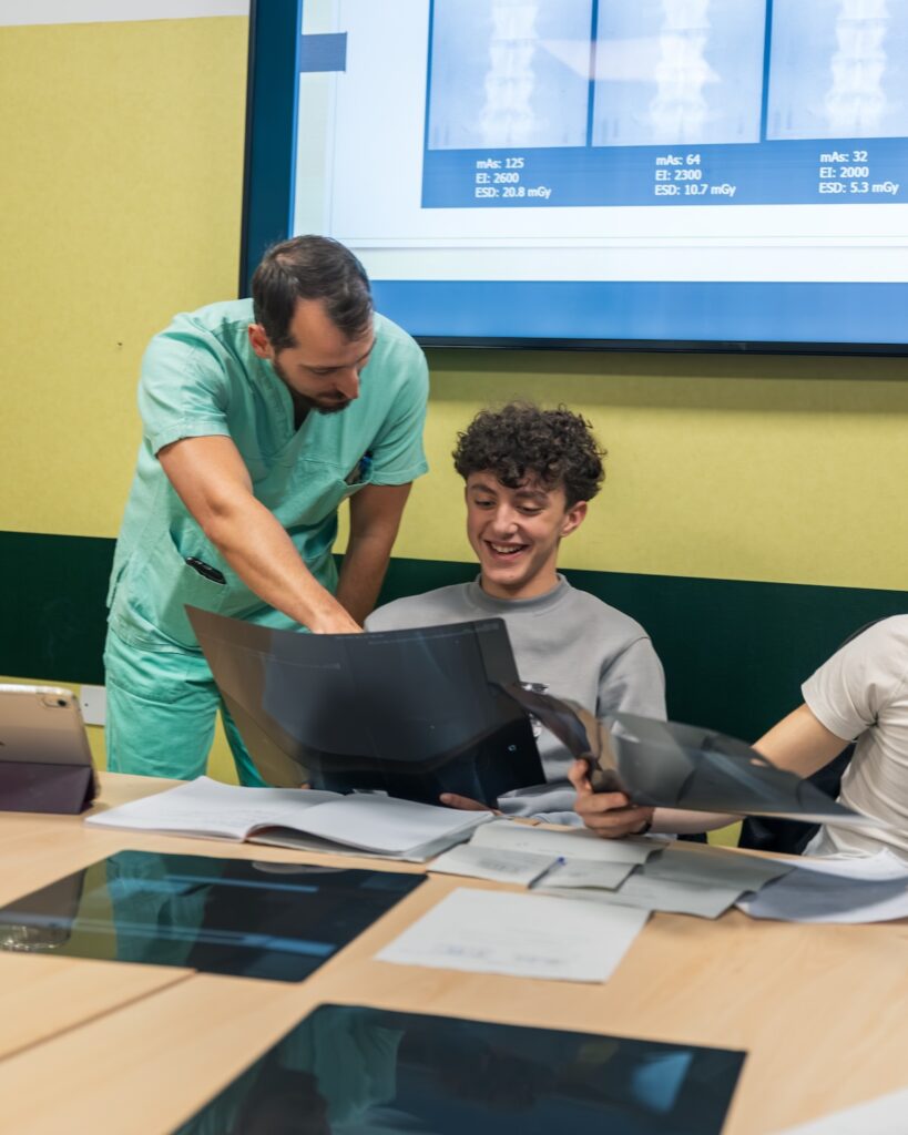 Il Dott Alex Ponzetti con gli studenti dell ITPR Gex per il PCTO nella Struttura Fisica sanitaria copia