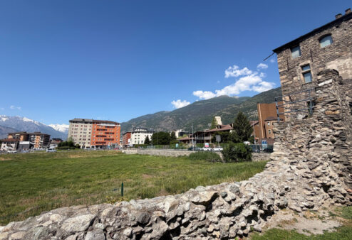 Spunta il progetto di un parco regionale nel “prato delle capre” di Aosta. L’opposizione chiede un parcheggio sotterraneo