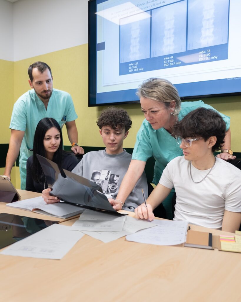La Dott ssa Aimonetto e il Dott Alex Ponzetti con gli studenti dell ITPR Gex per il PCTO in Fisica Sanitaria copia