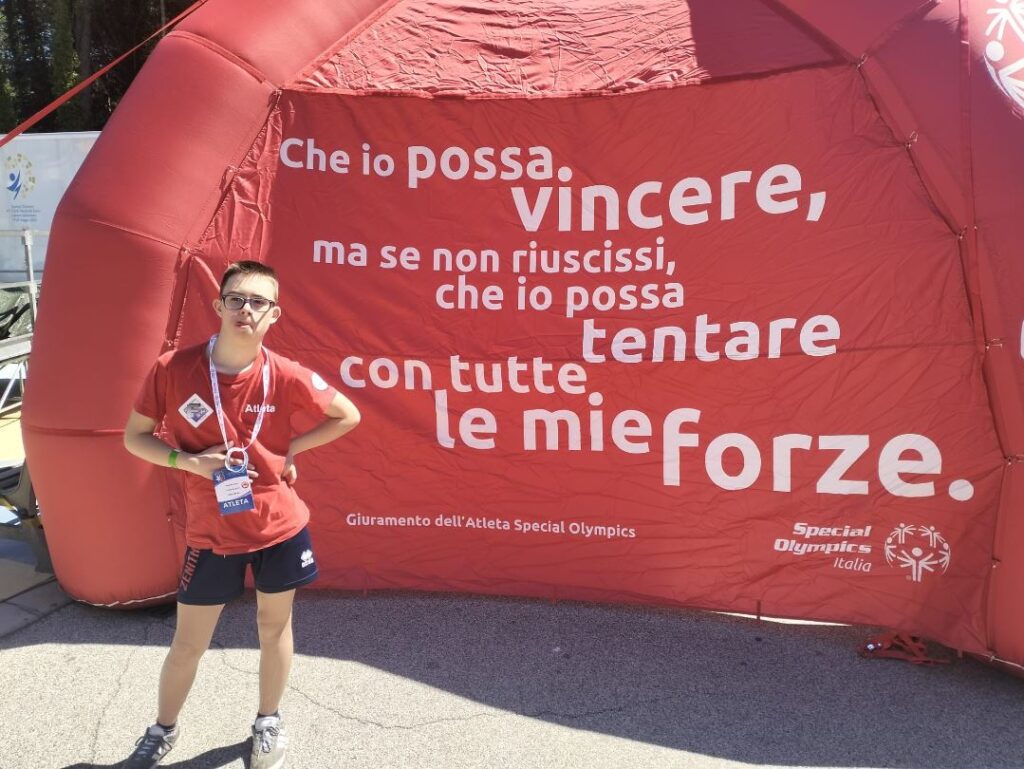 Raphael Ierace davanti al motto degli Special Oympics
