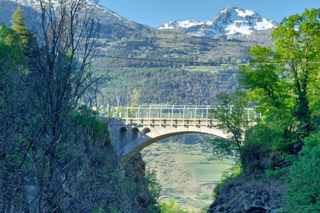 Il ponte di Introd con le barriere di metallo