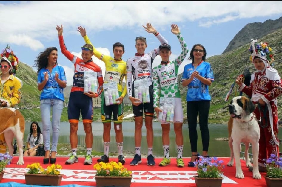 Le maglie del Giro della Valle d’Aosta 2015 al termine della tappa Pré-Saint-Didier – colle del Gran San Bernardo: Davide Ballerini è a sinistra, in maglia rossa. A destra, con la maglia a pois, Giulio Ciccone, che ha vestito la maglia rosa in questo Giro d’Italia mercoledì a Potenza