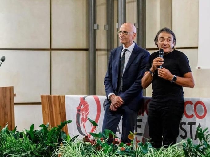 Claudio Chiappucci – a destra - con Gianbattista Baronchelli alla presentazione del Giro della Valle d’Aosta 2023