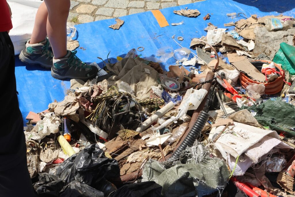 La giornata ecologica del Clean Up Tour a Chamois