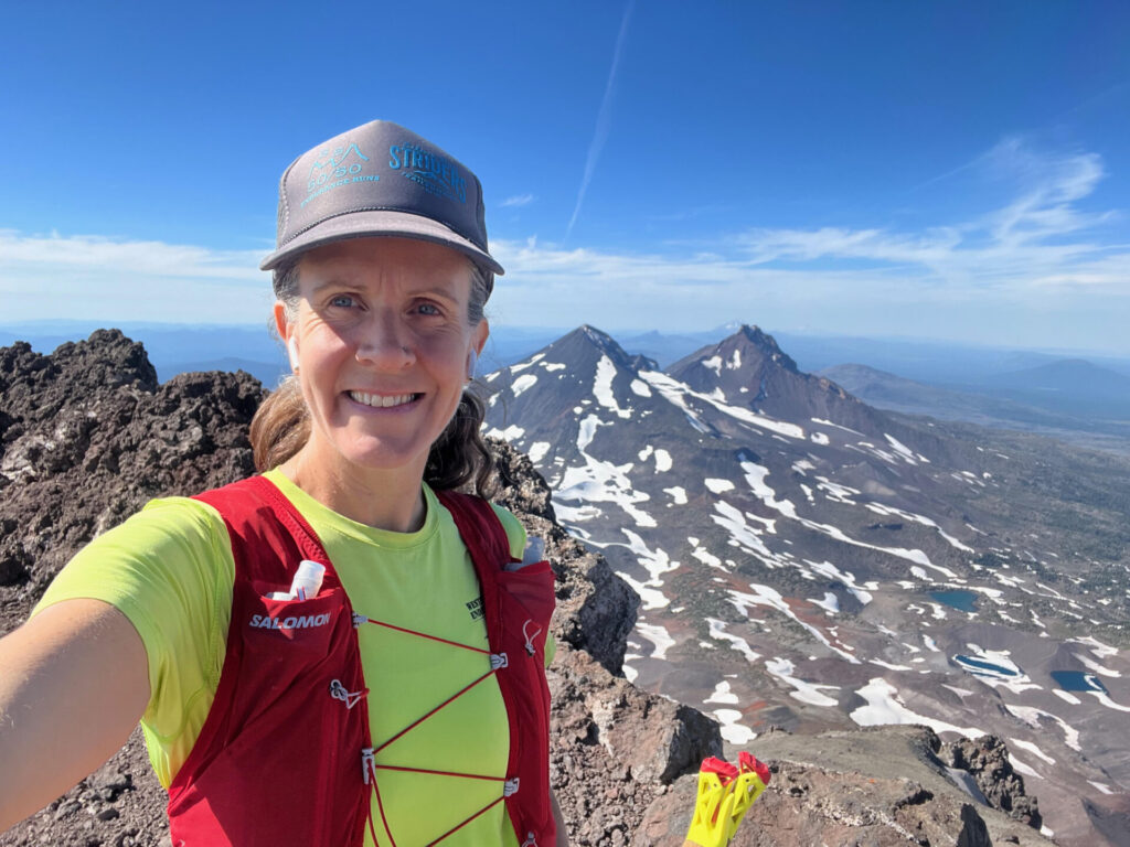 Amy Sproston sulla cima del South Sister in Central Oregon