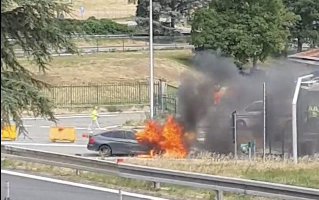 Auto in fiamme casello A5