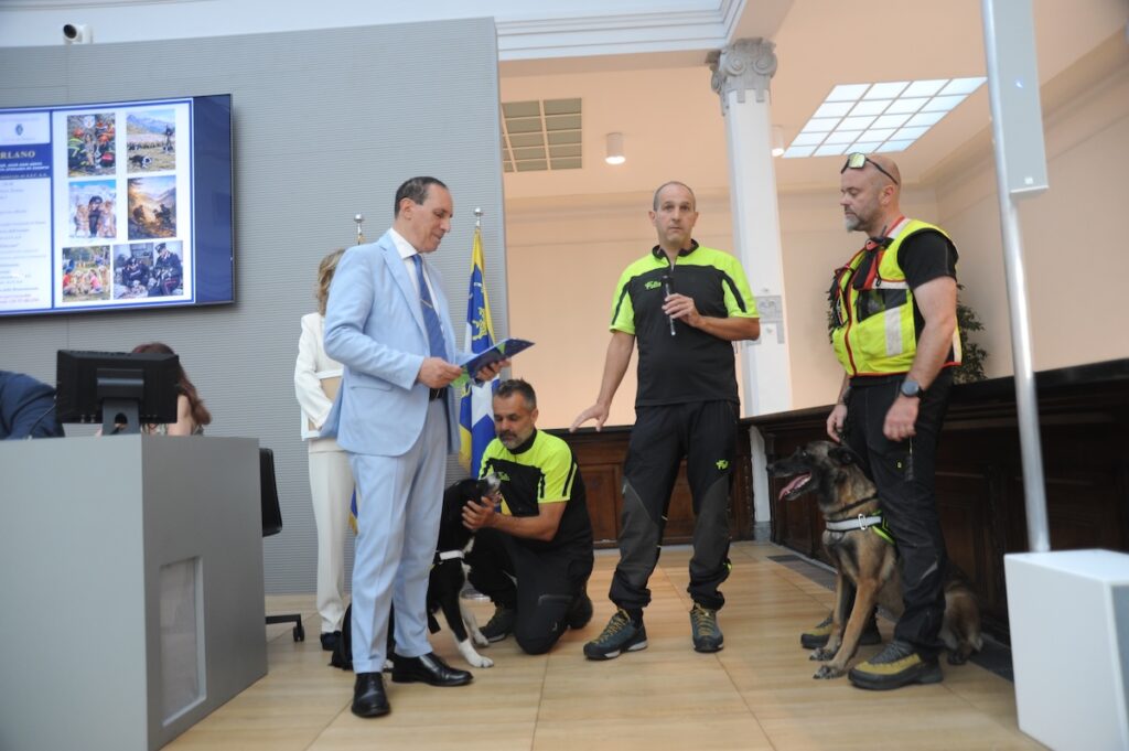 La benemerenza conferita all’Unità cinofila del Corpo valdostano dei Vigili del Fuoco e al cane operativo Teo