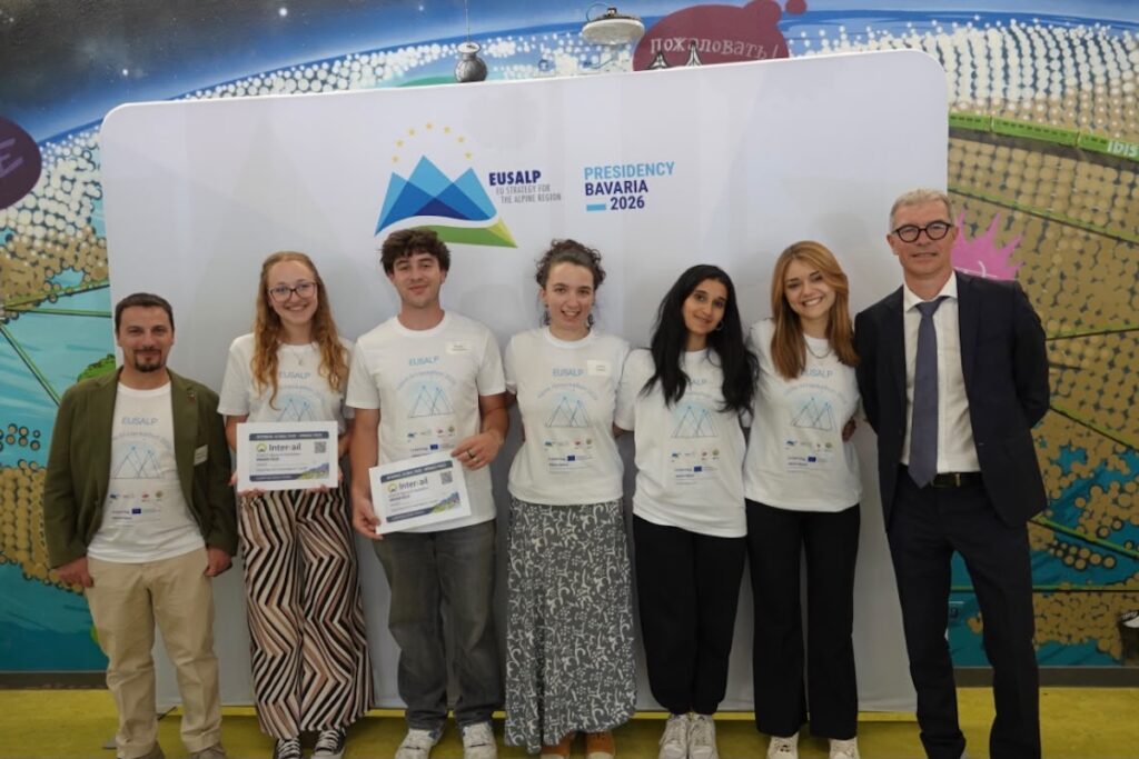 EUSALP Alpine AI Hackathon studenti UniVdA Elisa Giudici Martino Dalla Fontana Arianna Calandra Salma Zinedine Elena Maione da sx a dx