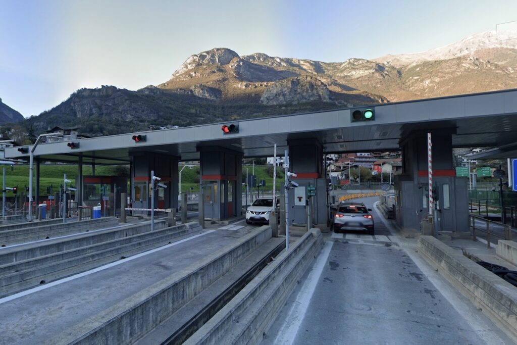 Il casello dall'autostrada a Châtillon
