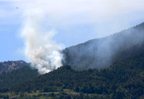Un incendio boschivo è scoppiato sulla collina sopra Sarre