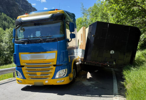 Tir perde rimorchio in curva: strada per Cervinia bloccata
