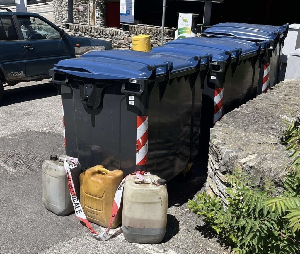 Rifiuti abbandonati Villair Quart