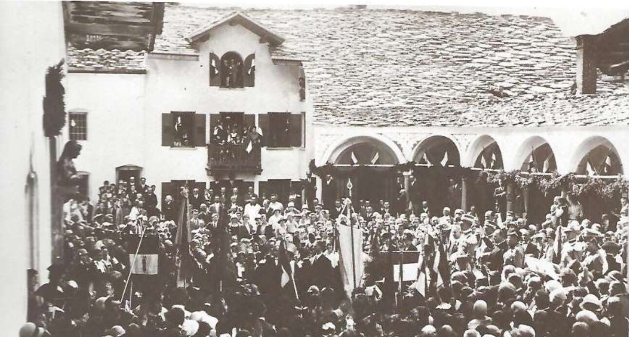 1928 – posa del busto dedicato alla Regina