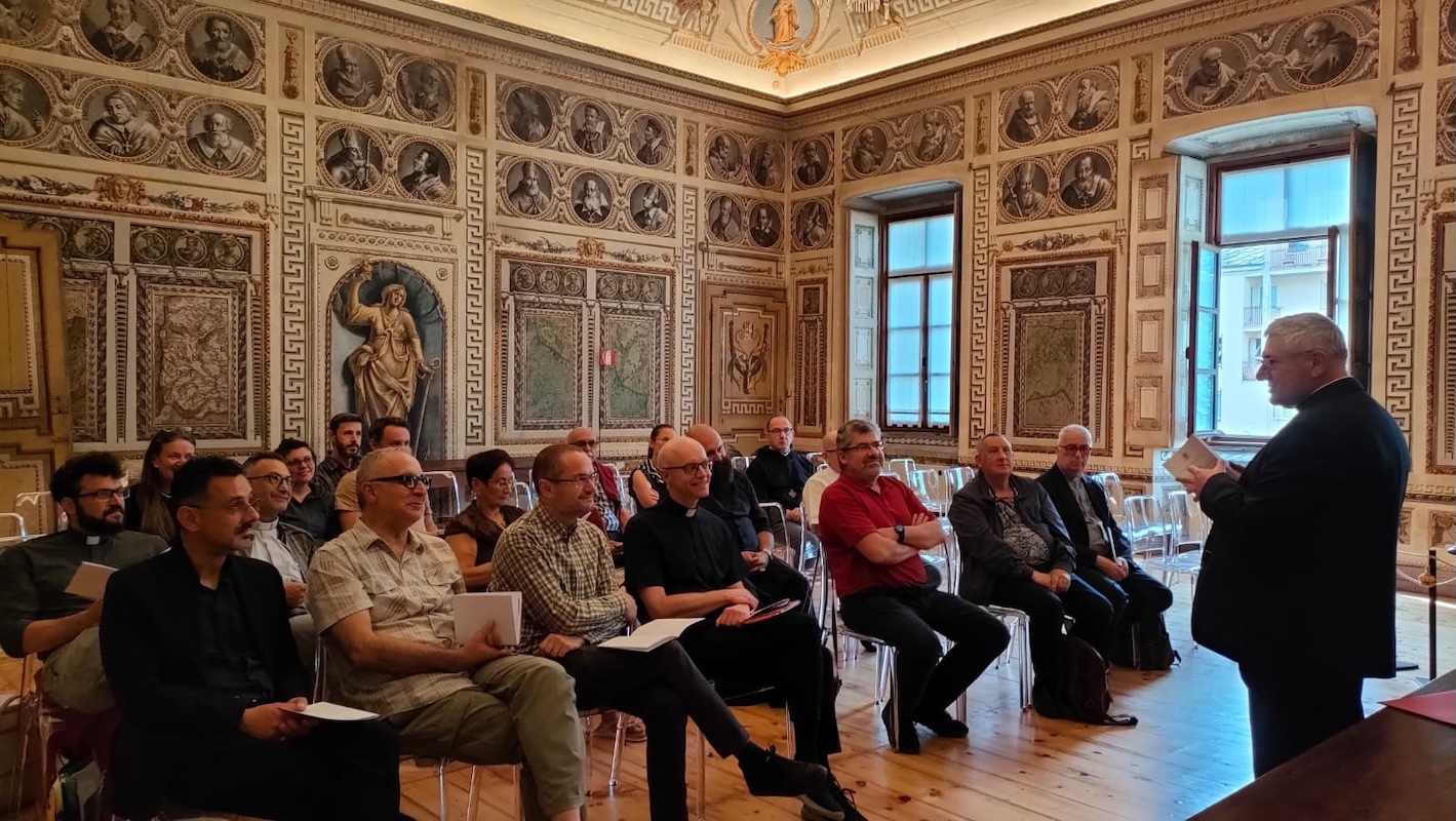 Monsignor Lovignana con i nuovi responsabili degli Uffici di Curia 