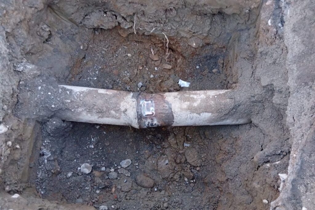 Il tubo dell'acquedotto davanti alla stazione di Aosta riparato