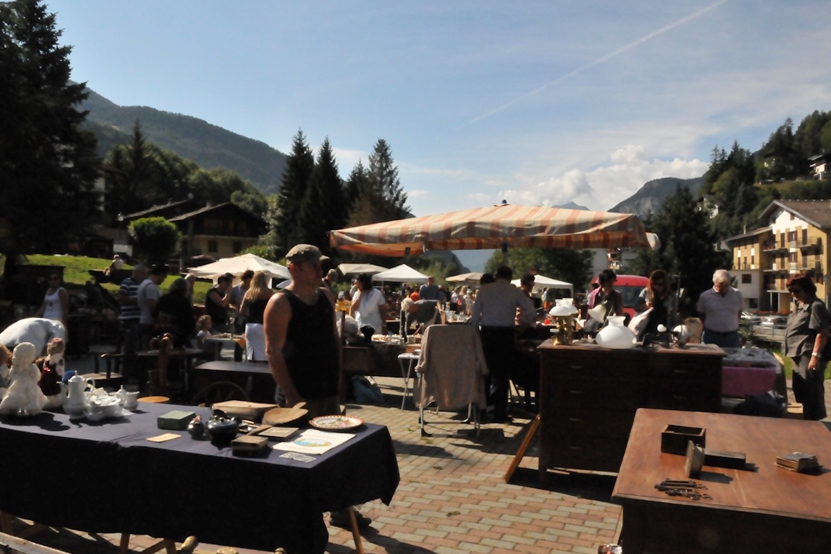 Il mercatino dell'artigianato e dell'antiquariato ad Antey-Saint-André - Foto LoveVdA