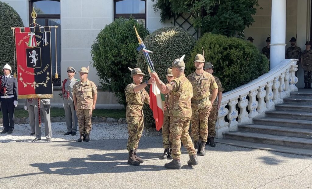 Il passaggio della bandiera tra i generali Cavicchioli e Di Somma
