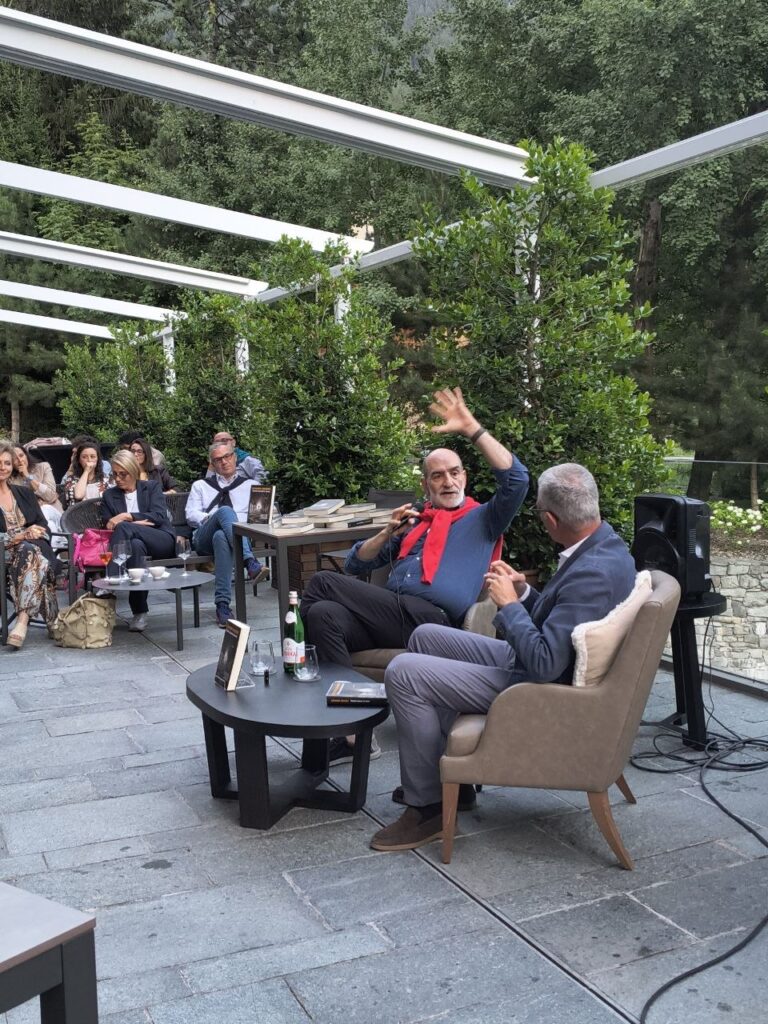 Giovanni Grasso e Luca Ponzi durante la presentazione del romanzo Finché durerà la terra a Courmayeur