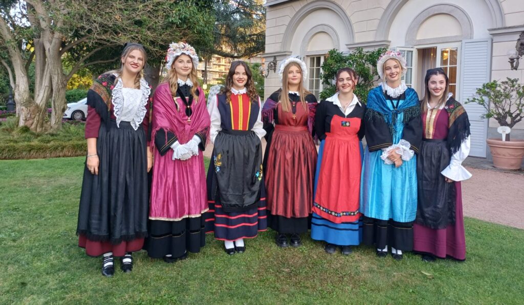 I sette costumi tradizionali della Valle del Lys e le modelle valdostane