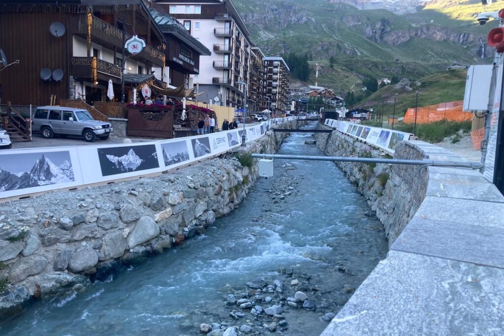 I pannelli che rivestono i New Jersey a Breuil-Cervinia