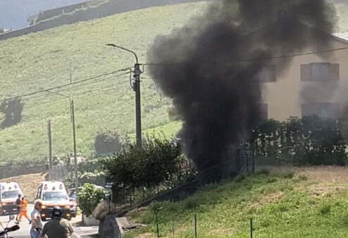 Brucia un’auto in un garage ad Arpuilles, cinque persone in pronto soccorso