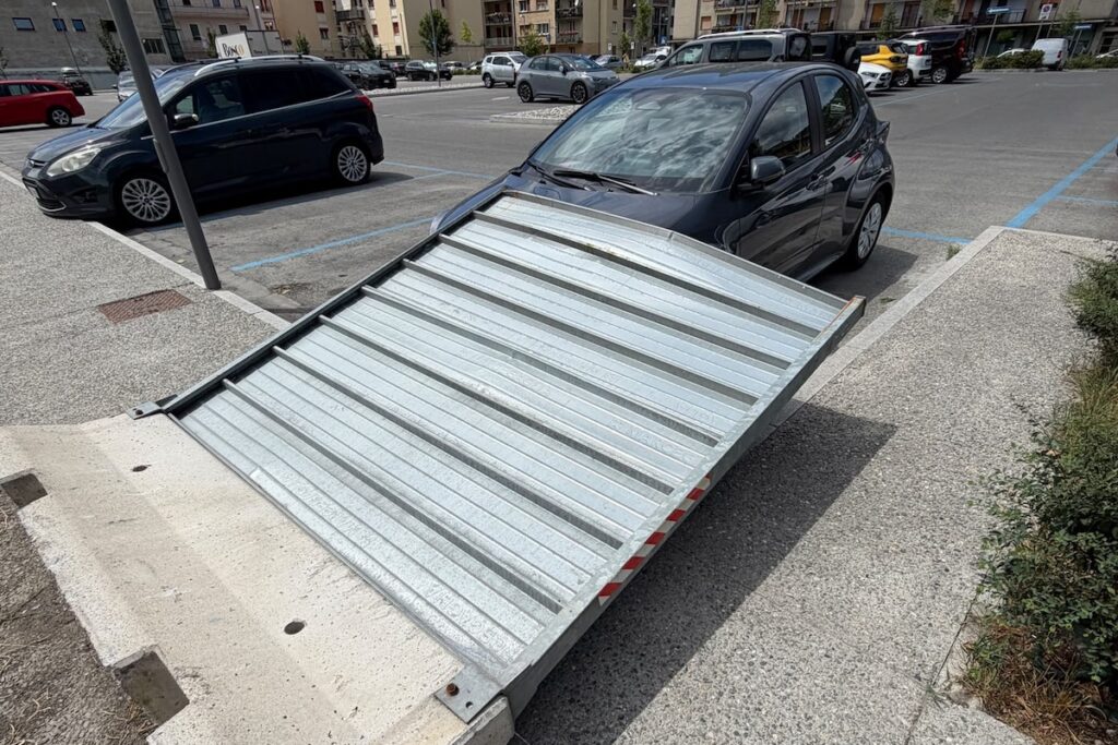 I danni del vento ad Aosta, nel parcheggio dell