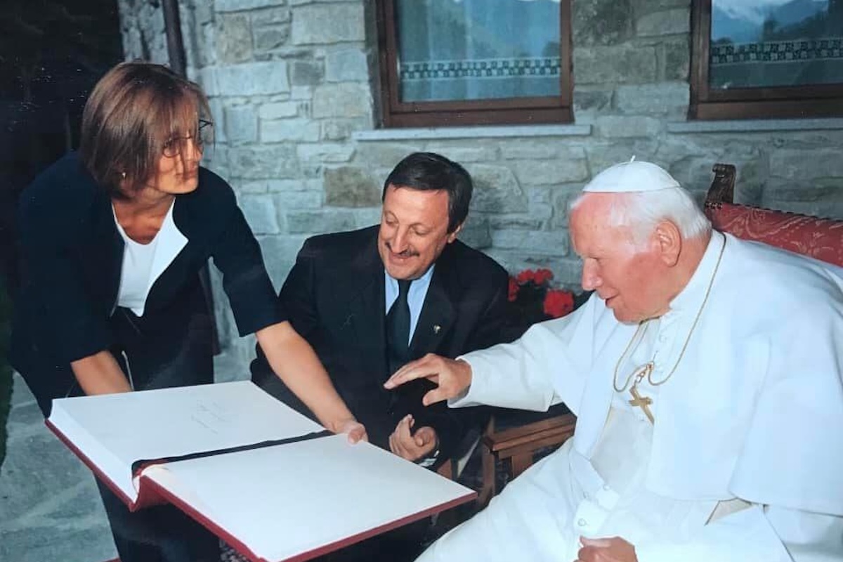 Anna Fosson con l'allora presidente Dino Viérin e papa Giovanni Paolo II